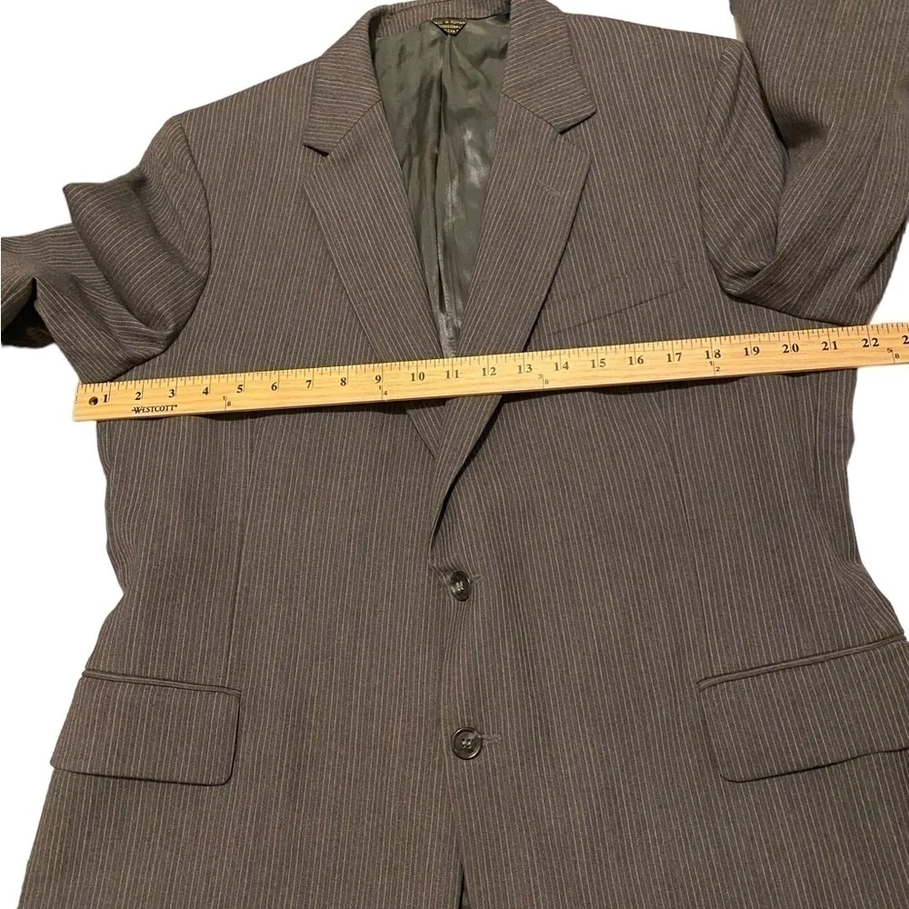 MENS Gray multicolored pinstriped sports jacket. Size 42R. 100% virgin‎ wool.